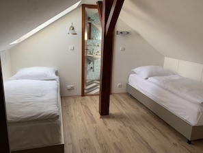Attic Economy Room (10m2) | Roupas de cama antialérgicas, cofres nos quartos