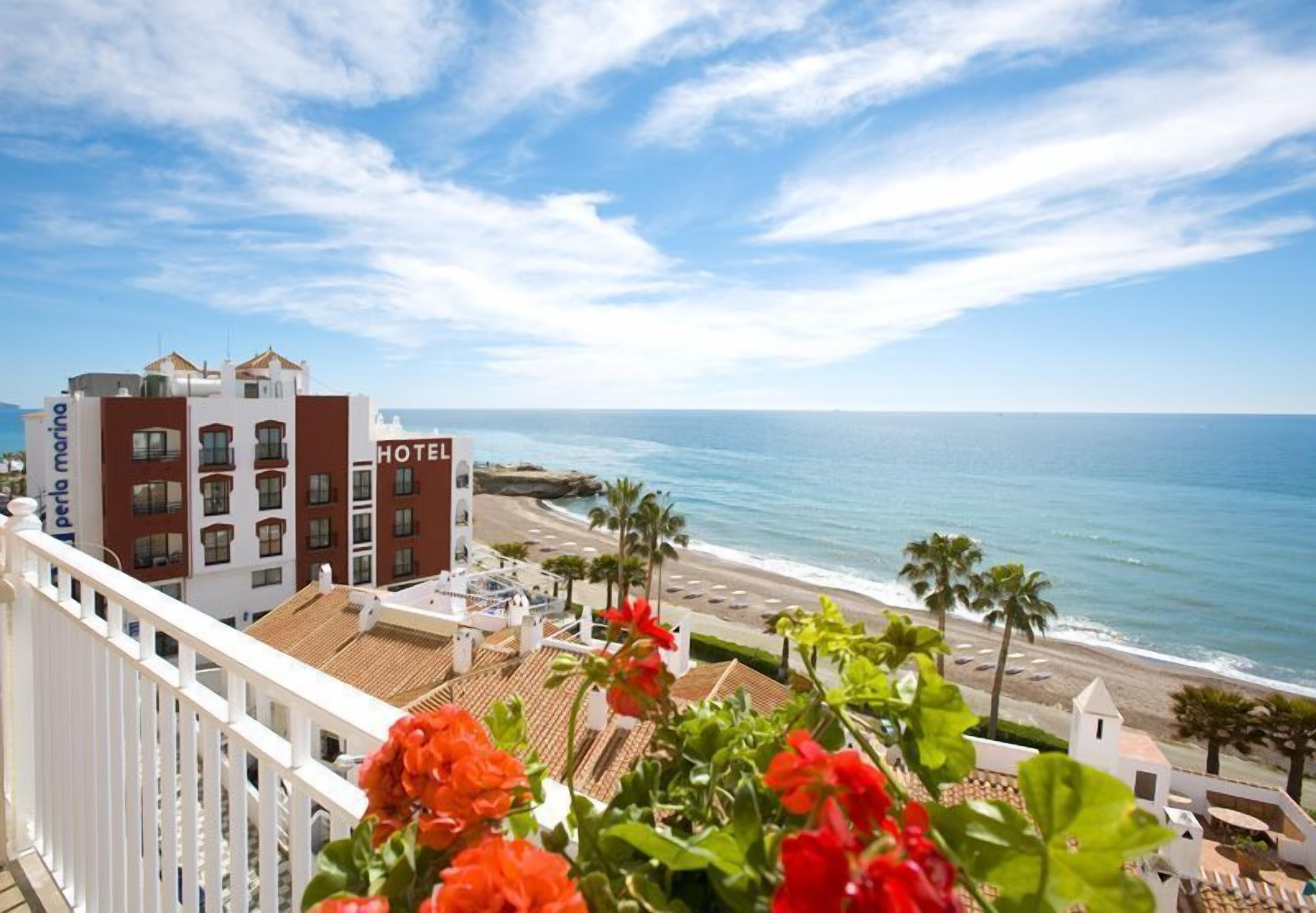 Een hotel met uitzicht op het strand en de oceaan.