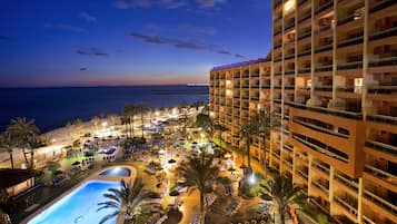 2 piscinas al aire libre (de 10:00 a 18:00), sombrillas, tumbonas