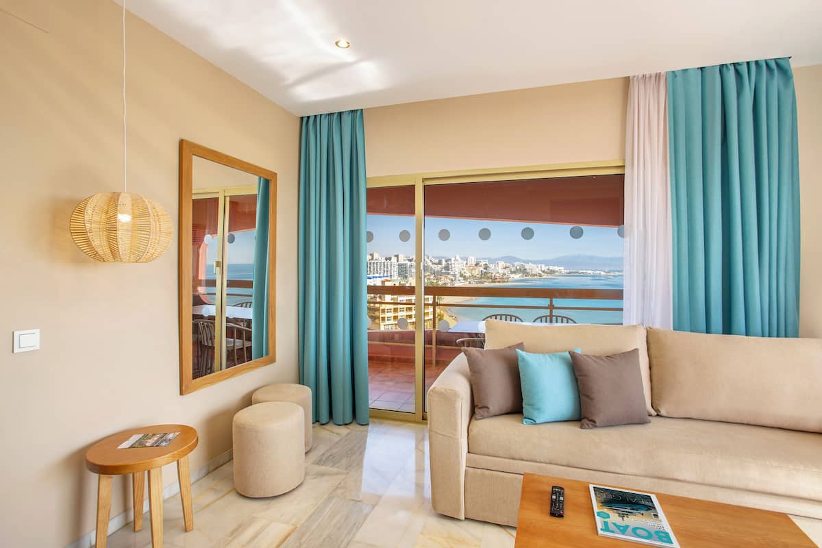 Familienapartment, 1 Schlafzimmer, Terrasse, Meerblick | Zimmersafe, Verdunkelungsvorhänge, Bügeleisen/Bügelbrett