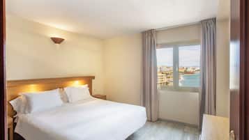 Căn hộ dành cho gia đình, 1 phòng ngủ, hiên, quang cảnh biển | Két bảo mật tại phòng, màn/rèm cản sáng, bàn ủi/dụng cụ ủi quần áo