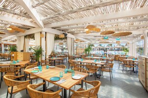 Se sirven desayunos y cocina internacional, con vista a la piscina 