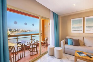Departamento familiar, 1 habitación, Terraza, vista al mar | Área de sala de estar | Televisión de 42 pulgadas con canales vía satélite