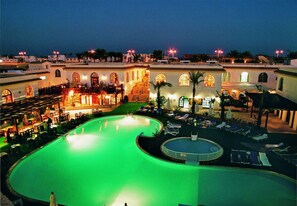 2 outdoor pools