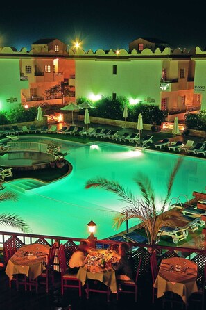2 outdoor pools
