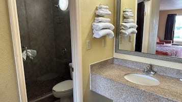 Zimmer, 1 King-Bett, Raucher, Kühlschrank und Mikrowelle | Badezimmer | Duschwanne, kostenlose Toilettenartikel, Handtücher