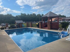 Una piscina al aire libre de temporada