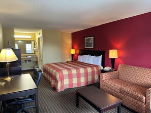 غرفة - سرير ملكي - للمدخنين - ثلاجة وميكروويف | مكتب ومكواة/لوح كي وواي فاي مجانًا وملاءات أسرّة