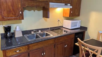 Familien-Suite, 2 Schlafzimmer, Kochnische, Stadtblick | Eigene Kochnische | Mini-Kühlschrank, Mikrowelle