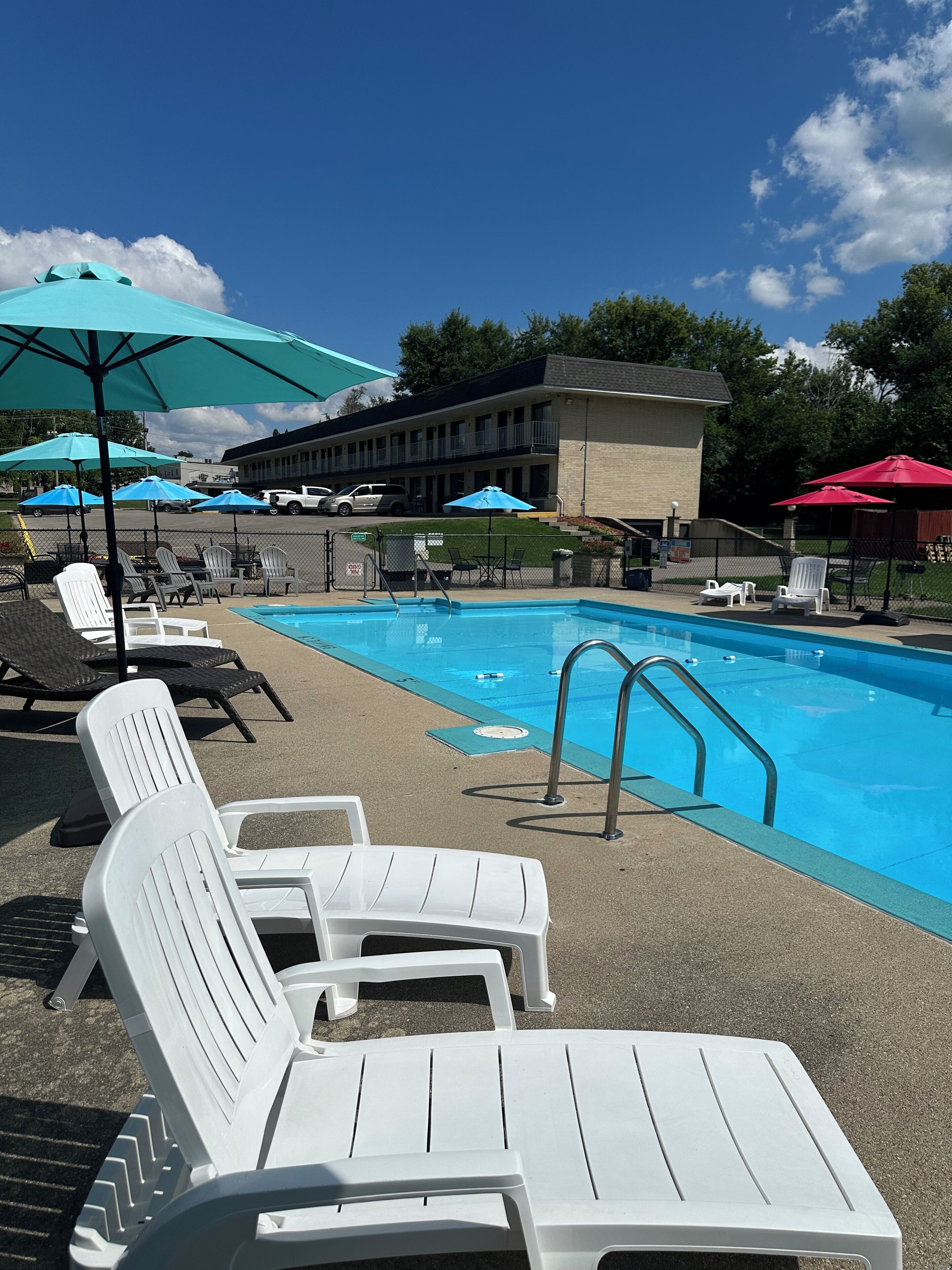 สระว่ายน้ำกลางแจ้งเปิดตามฤดูกาล, ร่มริมสระว่ายน้ำ, เก้าอี้อาบแดดริมสระ