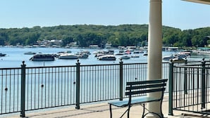 Une vue sur le front de mer, avec des bateaux, un banc et un kiosque.