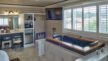 Third Floor Deluxe Suite | Jetted tub