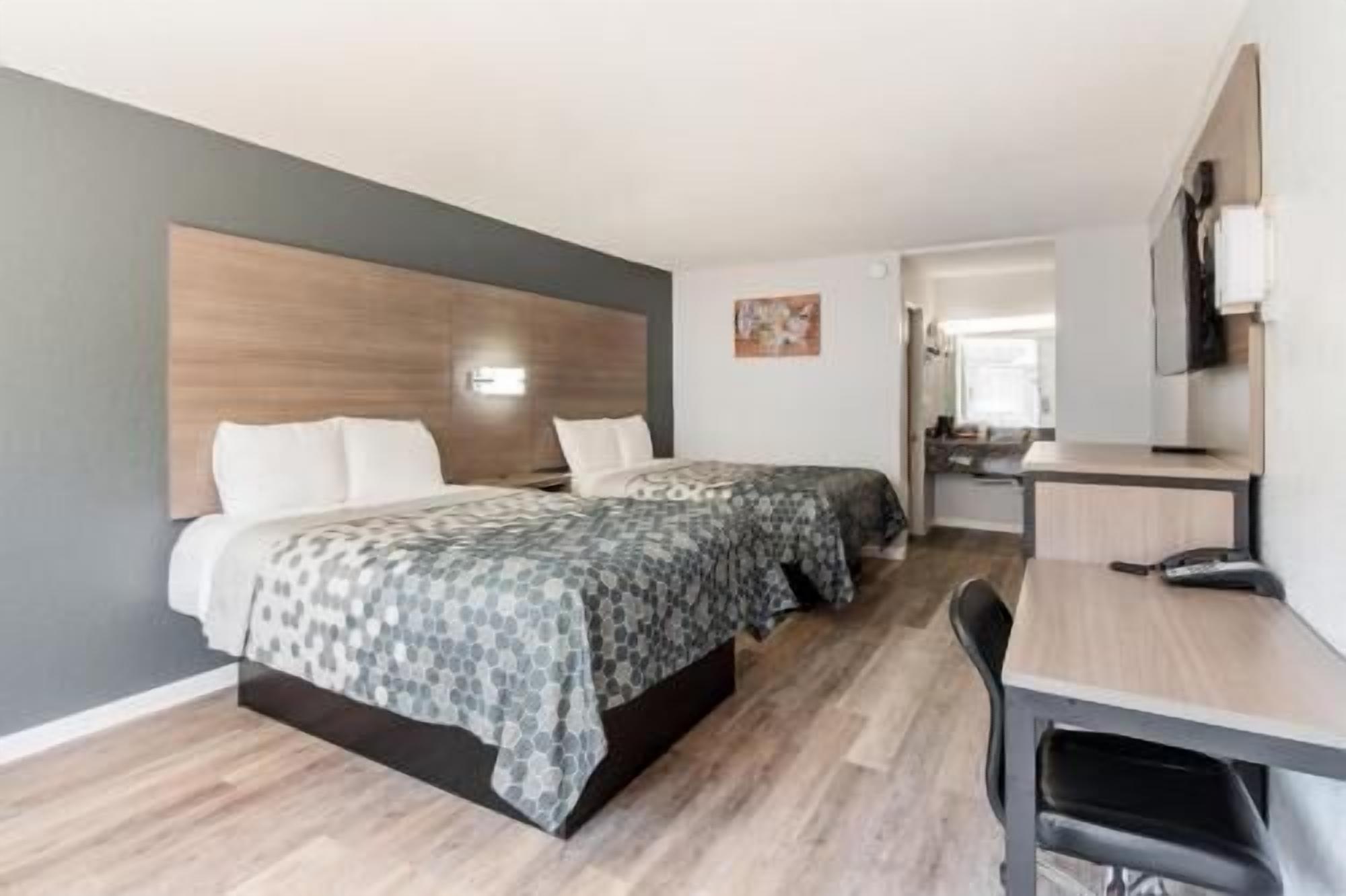 Escritorio, wifi gratis y ropa de cama 
