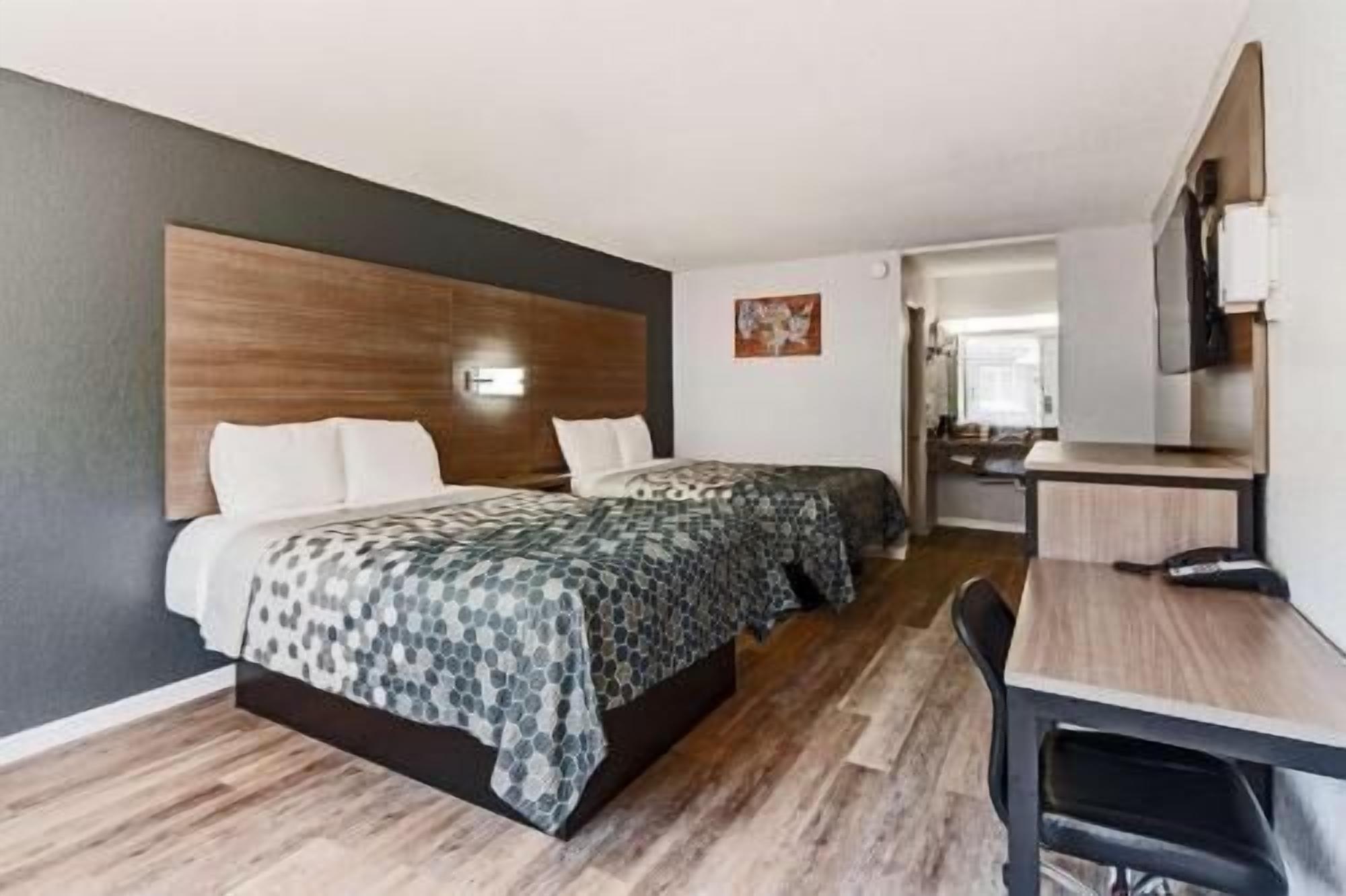 Escritorio, wifi gratis y ropa de cama 