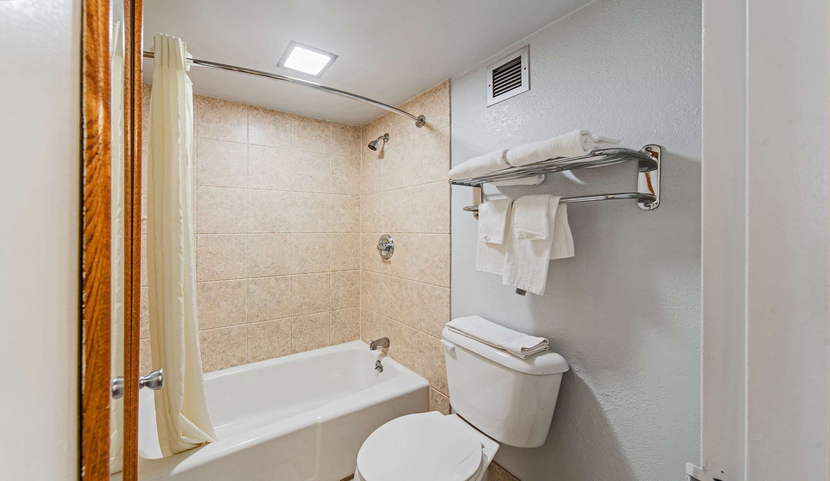 Suite, non fumatori | Bagno | Combinazione doccia/vasca, asciugacapelli, asciugamani