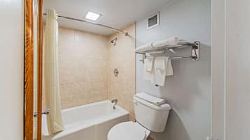 Suite, non fumatori | Bagno | Combinazione doccia/vasca, asciugacapelli, asciugamani