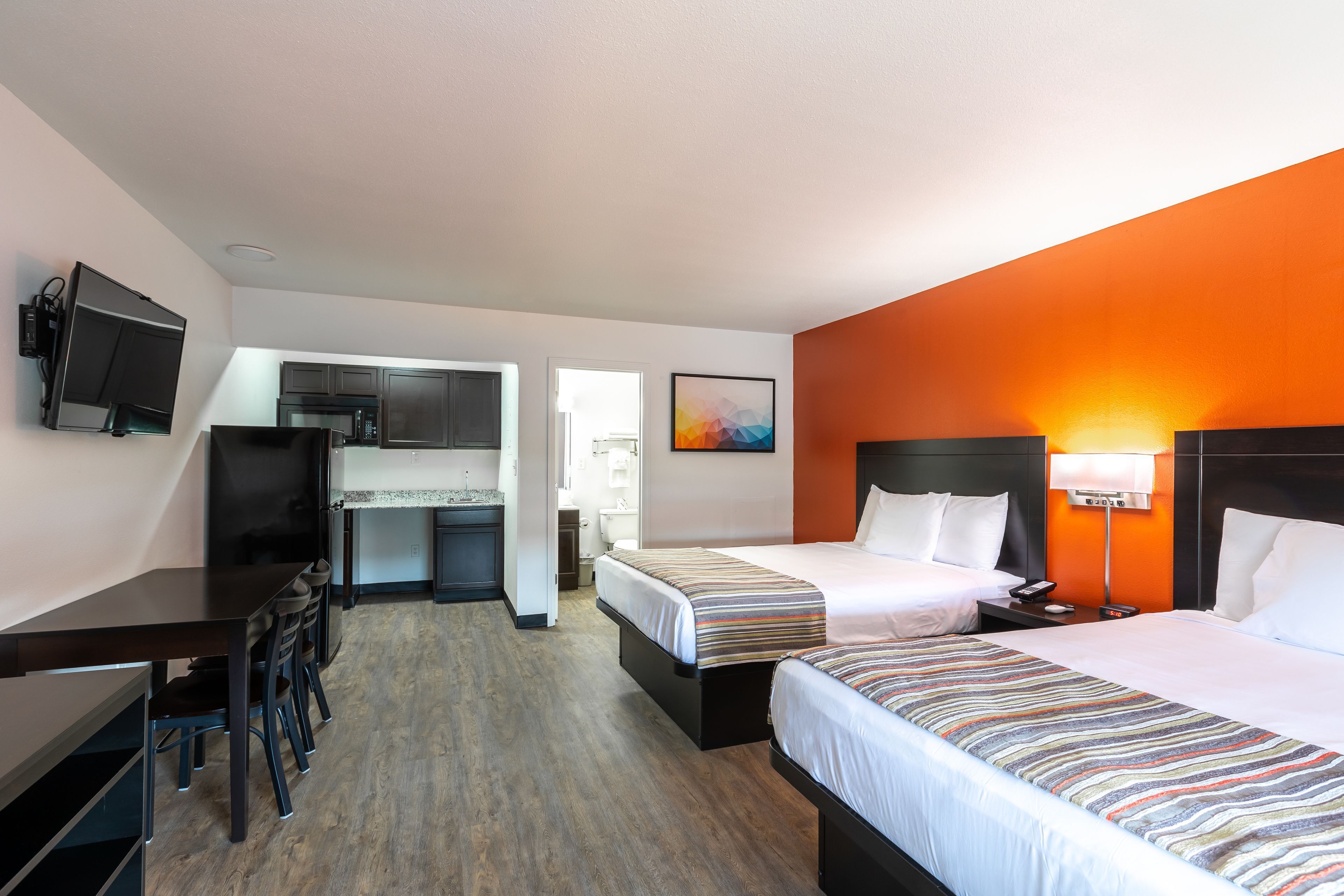Camas con pillow-top, muebles diferentes y escritorio 
