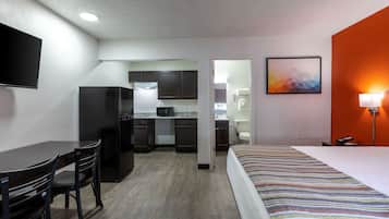 Deluxe Room, 1 Queen Bed, Non-Smoking, Kitchenette