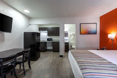 Camas con pillow-top, muebles diferentes y escritorio