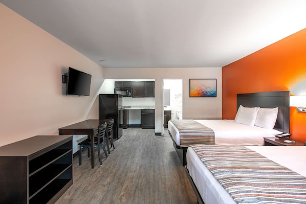 Deluxe Room, 2 Queen Bed, Non-Smoking, Kitchenette | Pillowtop-Betten, individuell eingerichtet, Schreibtisch