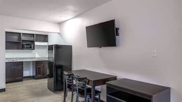 Deluxe Room, 2 Queen Bed, Non-Smoking, Kitchenette | Camas con pillow-top, muebles diferentes y escritorio