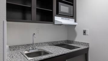 Grand réfrigérateur, micro-ondes, plaque de cuisson