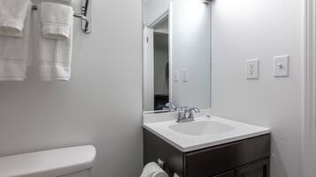 Ensemble douche/baignoire, serviettes fournies, savon, papier toilette