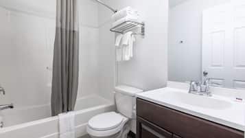 Duschwanne, Handtücher, Seife, Toilettenpapier