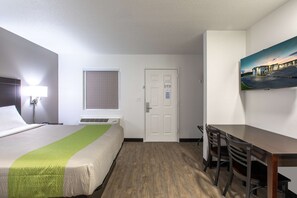 Luxe beddengoed, pillowtop-bedden, een bureau, een laptopwerkplek