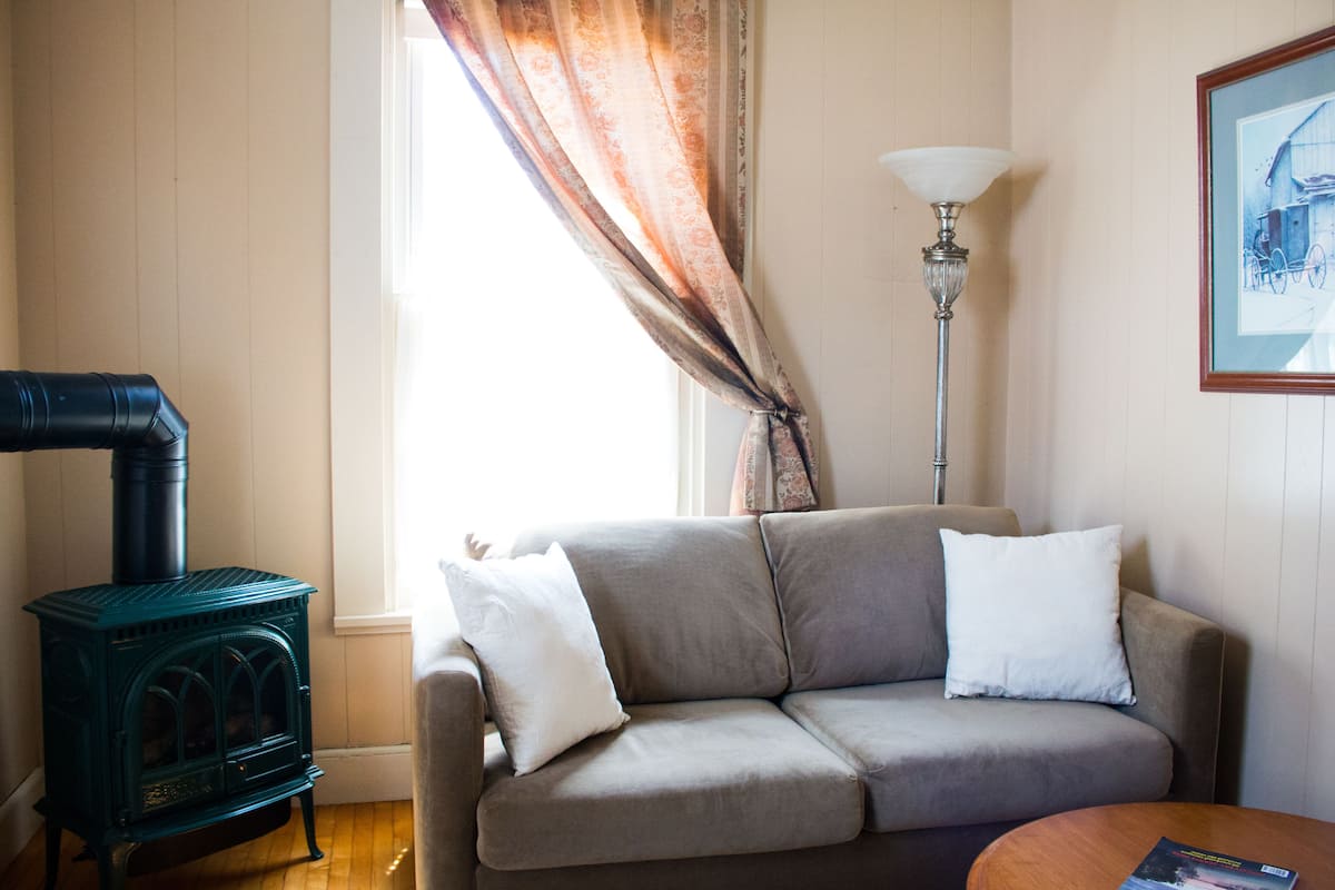 Chart Room Suite | Living area | Flat-screen TV