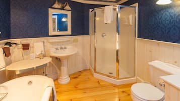 Harbor Carriage | Bathroom | Hair dryer, towels