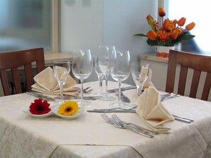 Serveert lunch en diner, lokale gerechten