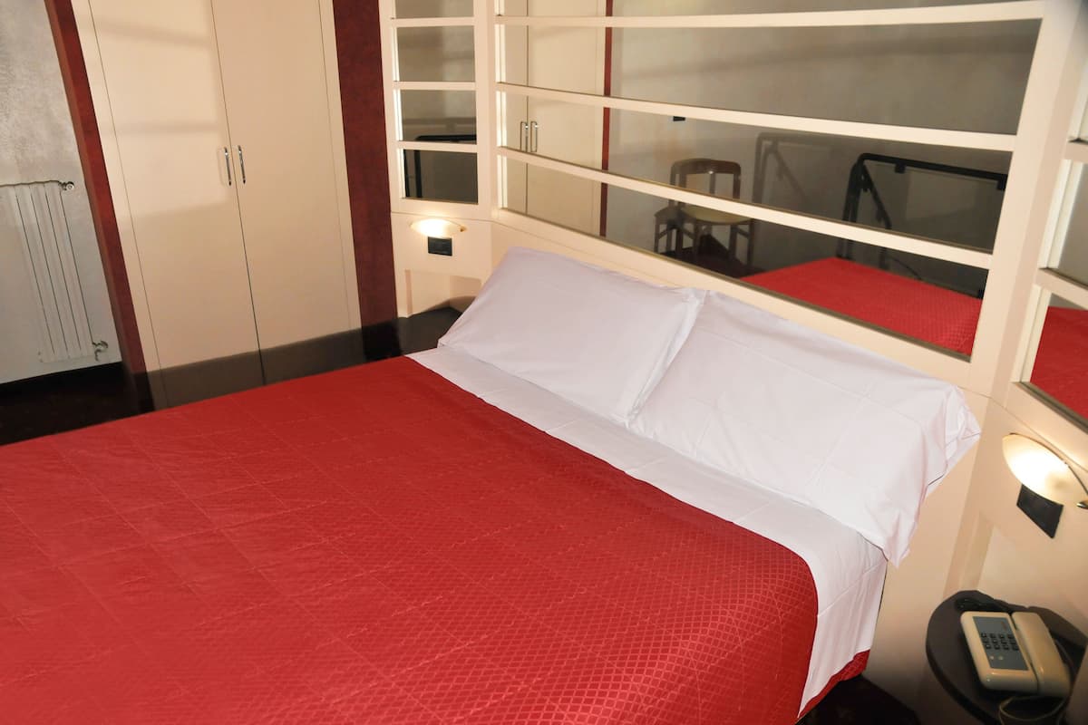 Cubrecamas, minibar y caja de seguridad en la habitación