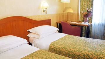 Twin Room, 2 Single Beds | Down duvets, minibar, in-room safe, soundproofing
