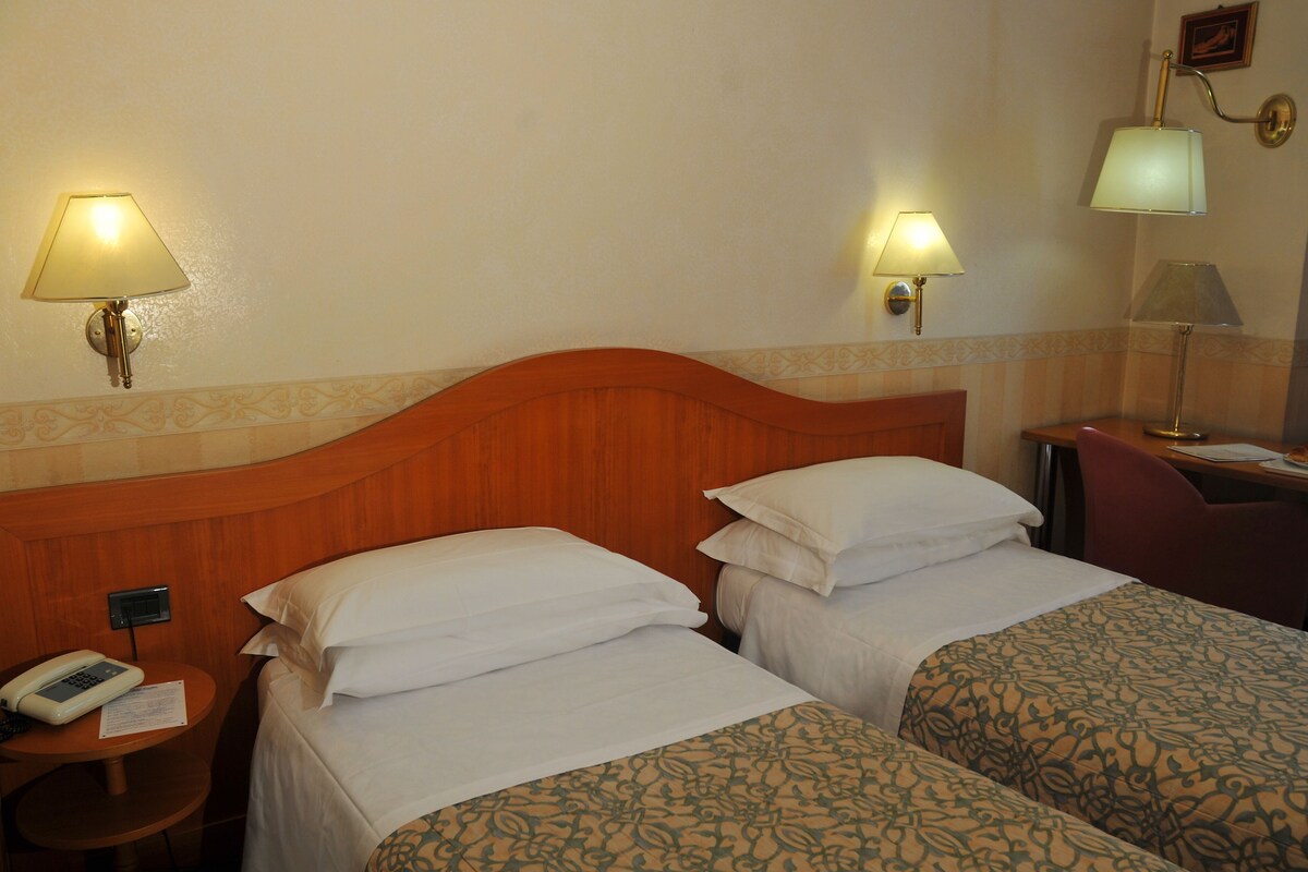 Twin Room, 2 Single Beds | Down duvets, minibar, in-room safe, soundproofing