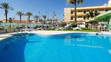Una piscina al aire libre (de 10:00 a 20:00), sombrillas, tumbonas