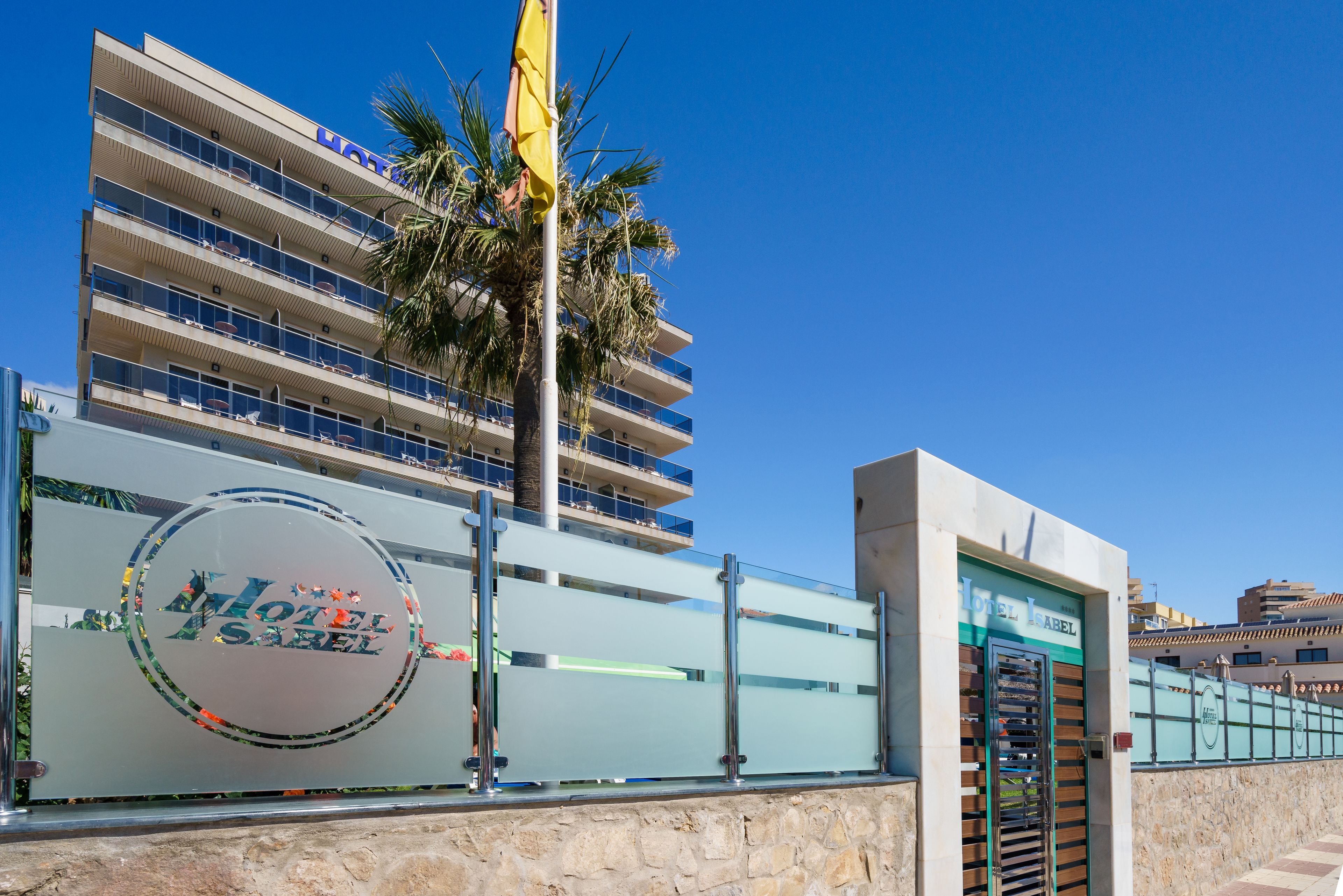 Um hotel com design moderno, com fachada de vidro e várias varandas.