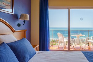 Minibar, caja de seguridad en la habitación y escritorio 