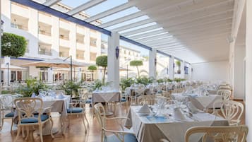 Breakfast and dinner served, international cuisine