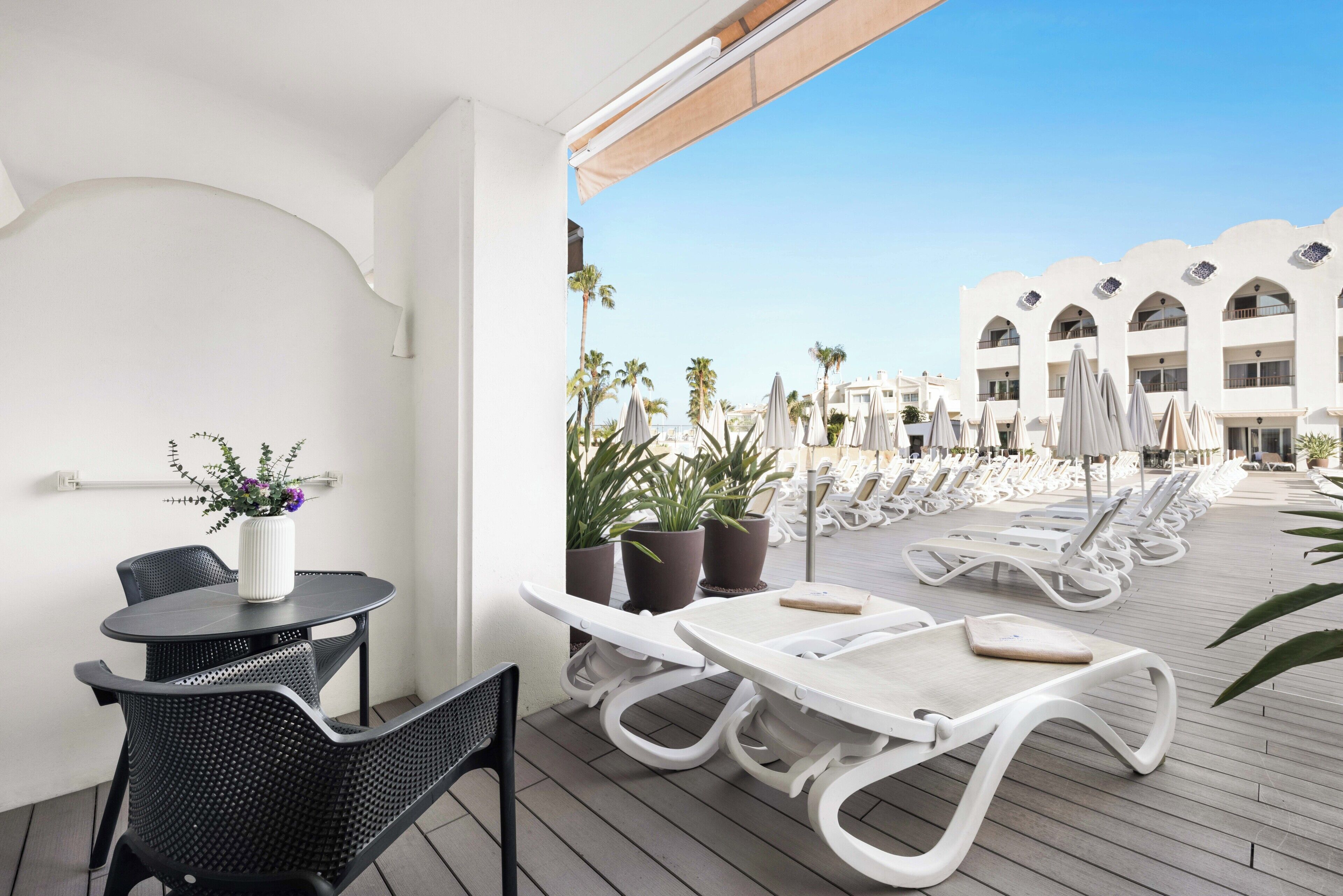 Tweepersoonskamer (direct access to pool) | 1 slaapkamer, een bureau, verduisterende gordijnen, gratis wifi