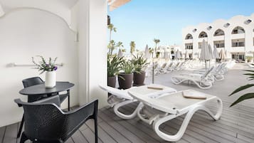 Chambre Double (direct access to pool) | 1 chambre, bureau, rideaux occultants, Wi-Fi gratuit