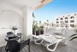 Chambre double (direct access to pool) | 1 chambre, bureau, rideaux d’obscurcissement, accès au Wi-Fi (inclus)