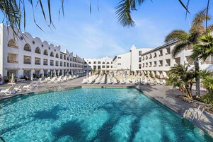 Una piscina al aire libre, sombrillas