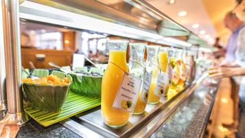Sarapan prasmanan setiap hari (EUR 15 per orang)