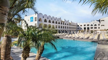 Een buitenzwembad en parasols bij het zwembad