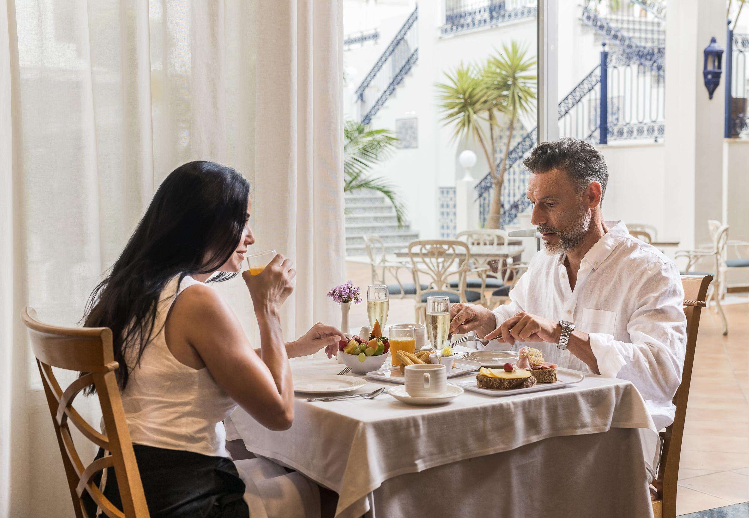 Sarapan prasmanan setiap hari (EUR 15 per orang)