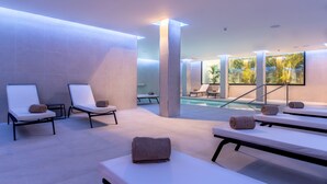 Un espace spa moderne doté de chaises longues et d’une piscine.