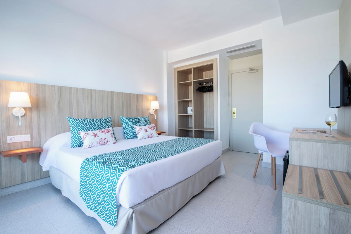 1 bedroom, in-room safe, desk, free WiFi
