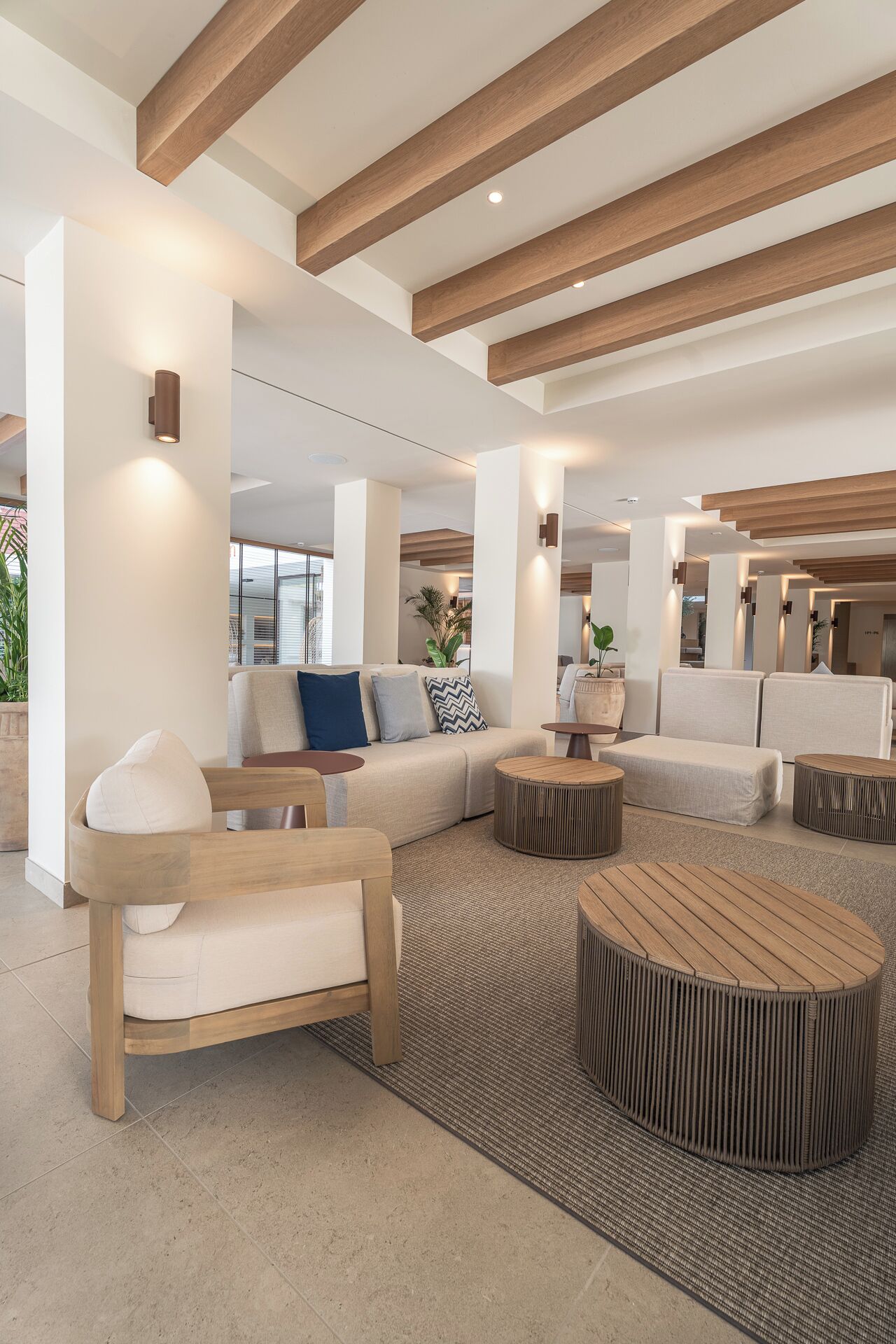 Un salon moderne avec un canapé, des fauteuils et une table basse.