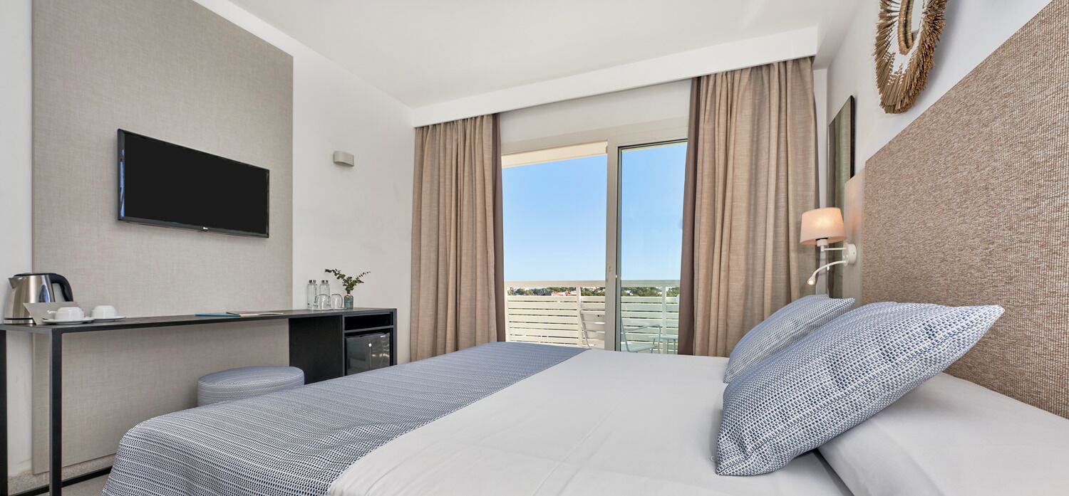 Zimmersafe, Schreibtisch, kostenloses WLAN, Bettwäsche